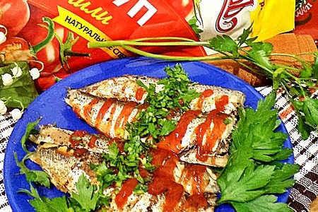Фото к рецепту: Пикантная салака в фольге на углях с кетчупом "чили" тм махеевъ!!