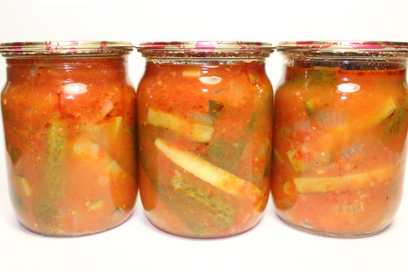 Фото к рецепту: Огурцы в томатном маринаде