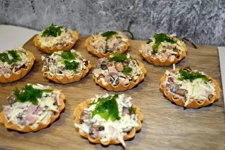 Тарталетки с копченой курицей и грибами