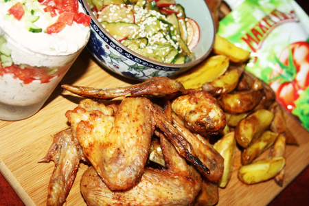 Куриные крылышки с картофельными дольками, сырным соусом-коктейлем и японским огуречным салатом