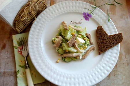 Фото к рецепту: Мясной салат с салатом "айсберг"