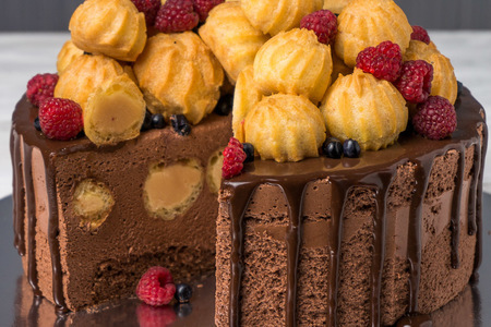 Шоколадный торт-суфле с карамельными профитролями 