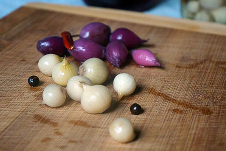 Фото к рецепту: Маринованный лук жемчужный и рубиновый
