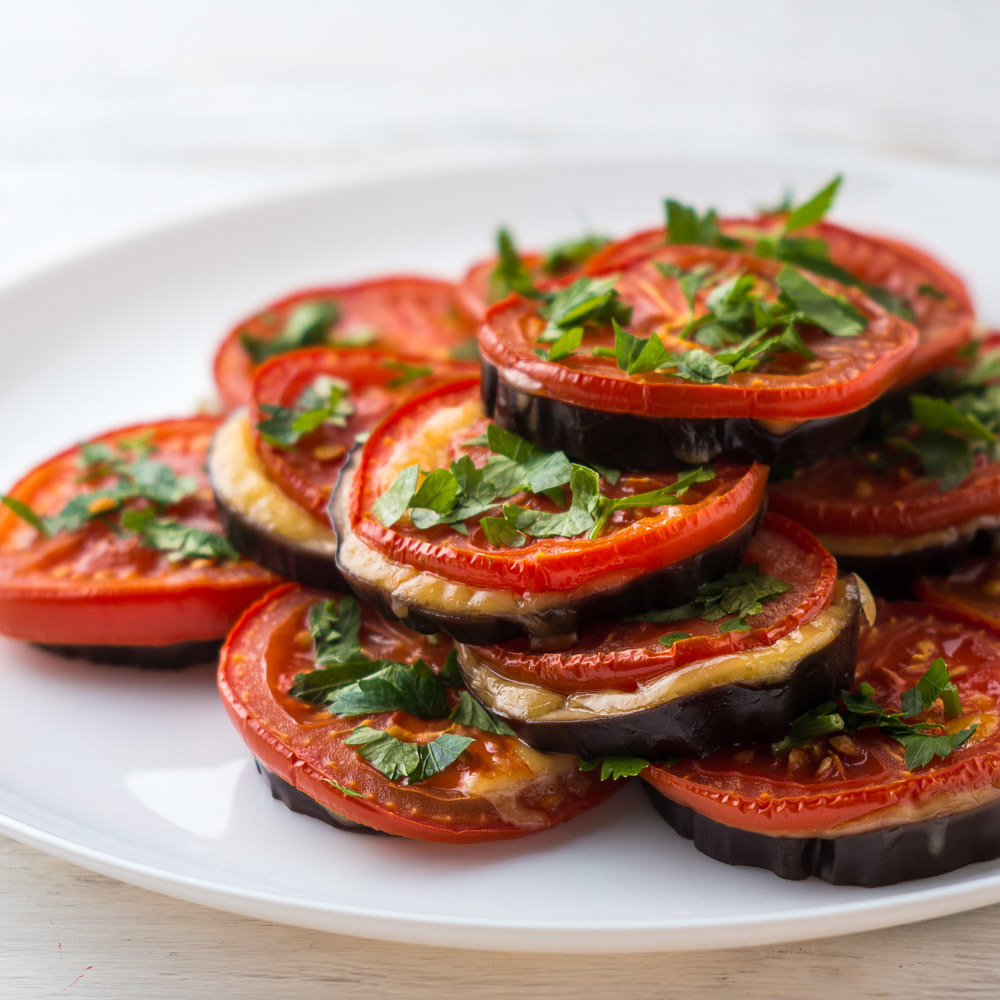 Приготовления закусок из овощей. Баклажаны закуска. Необычные закуски. Закуска из помидор. Баклажаны с помидорами и чесноком.