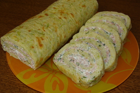 Фото к рецепту: Кабачковый рулет с ветчиной и домашним сыром +рецепт сыра