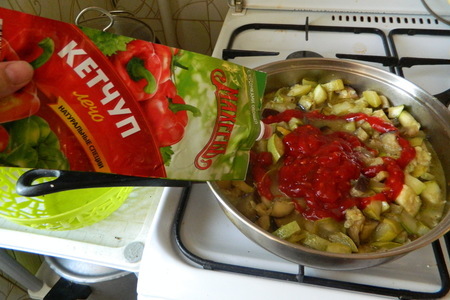 Фото к рецепту: Лучший рецепт овощного рагу из кабачков и баклажана с кетчупом лечо "махеевъ"