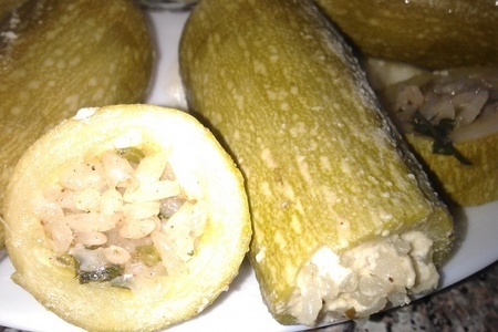 Фото к рецепту: Кабачки фаршированные в сметанном соусе