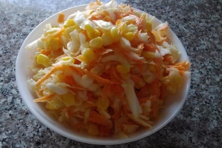Салат вкусняшка с капусты,моркови,кукурузы