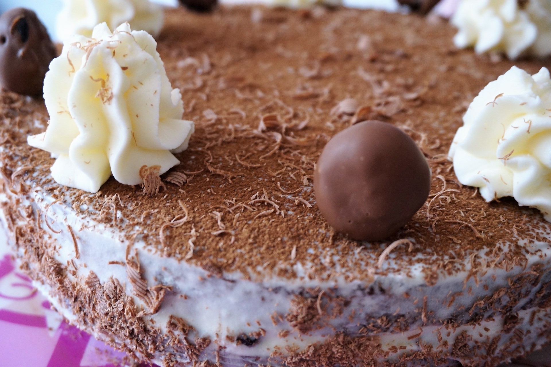 Шоколадный сметанник. Шоколадно сметанный торт. Шоколадный сметанный крем. Шоколадно сметанные торты с кремом. Сметанный крем с черносливом