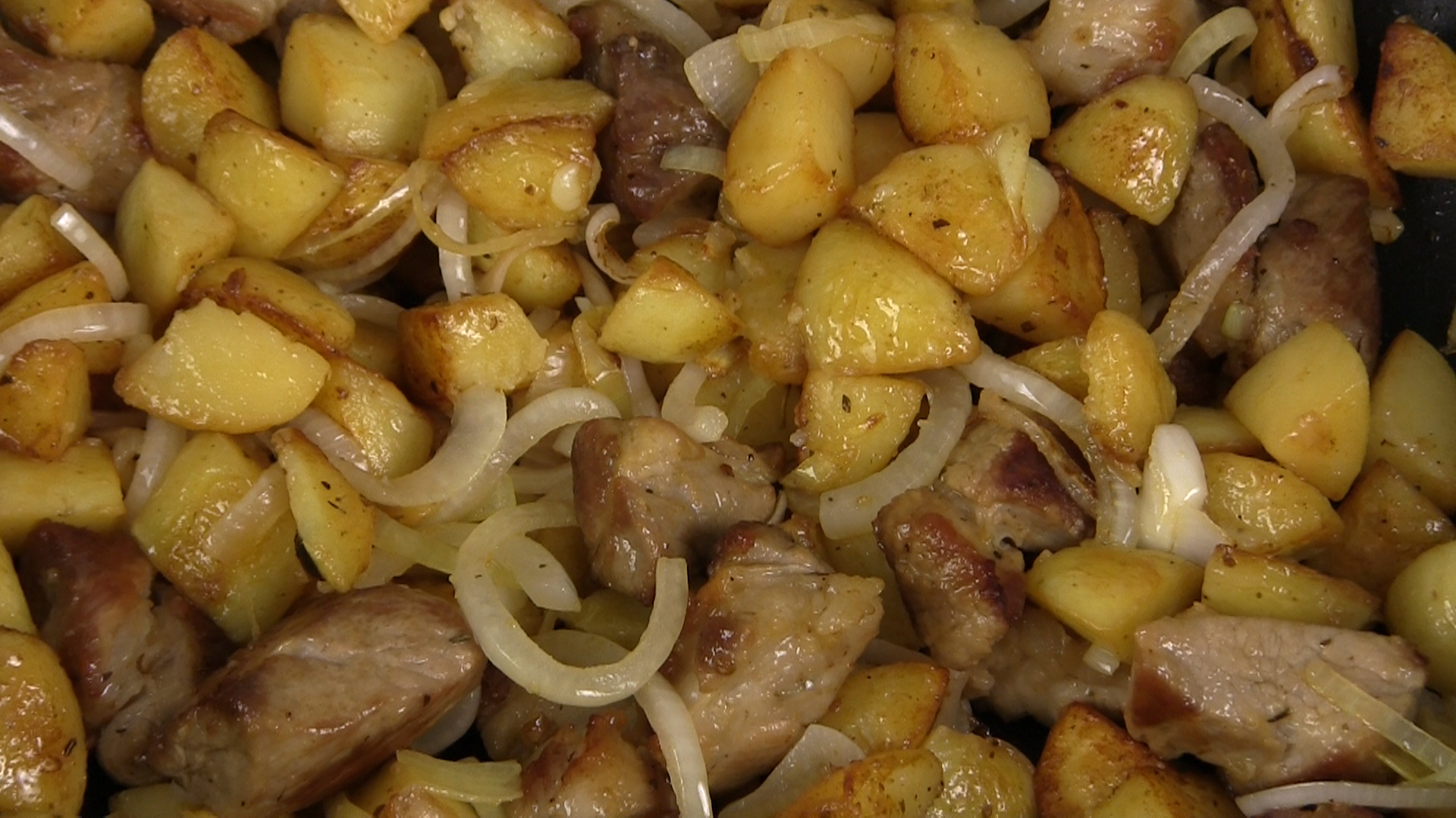 Видео рецепт картошки с мясом. Жареная картошка с мясом. Картофель жареный с мясом. Жареная картошка с мясом и луком на сковороде. Жареная картошечка с мясом.