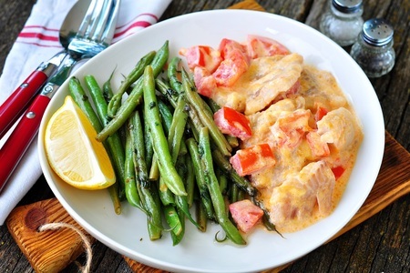 Фото к рецепту: Запеченная рыба с помидорами, сметаной и майонезом и стручковая фасоль на гарнир
