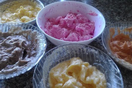 Фото к рецепту: Делаем 5 цветных кремов для торта.натуральные красители