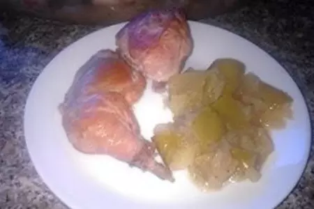 Запеченная курица с яблоками в духовке