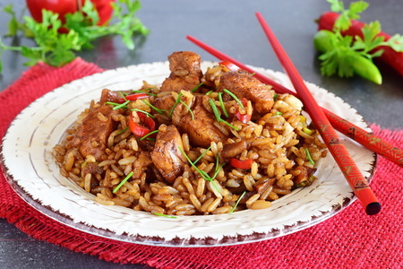 Рис с курицей в азиатском стиле (невероятно вкусное блюдо из простых продуктов)