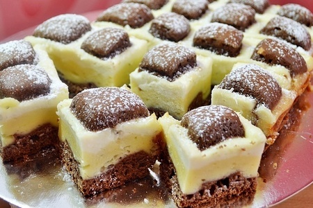 Фото к рецепту: Шоколадно-творожный пирог «подушки»