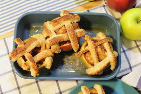 Фото к рецепту: Запеченное яблоко с медом и корицей