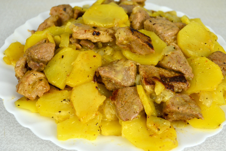 Мясо в горшочках с картошкой в духовке - классический рецепт с фото