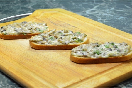 Фото к рецепту: Нереально вкусные горячие бутерброды с сыром и грибами в духовке!!! 