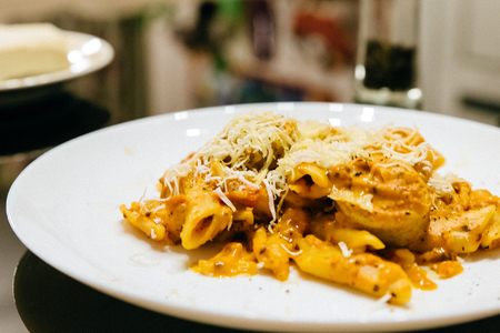Макароны с колбасками в томатном соусе - one pot pasta