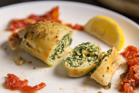 Фото к рецепту: Кальмары фаршированные шпинатом и сыром рикотта