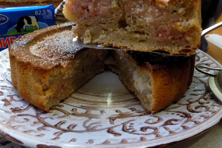 Фото к рецепту: Творожный пирог с земляничным джемом и моцареллой.