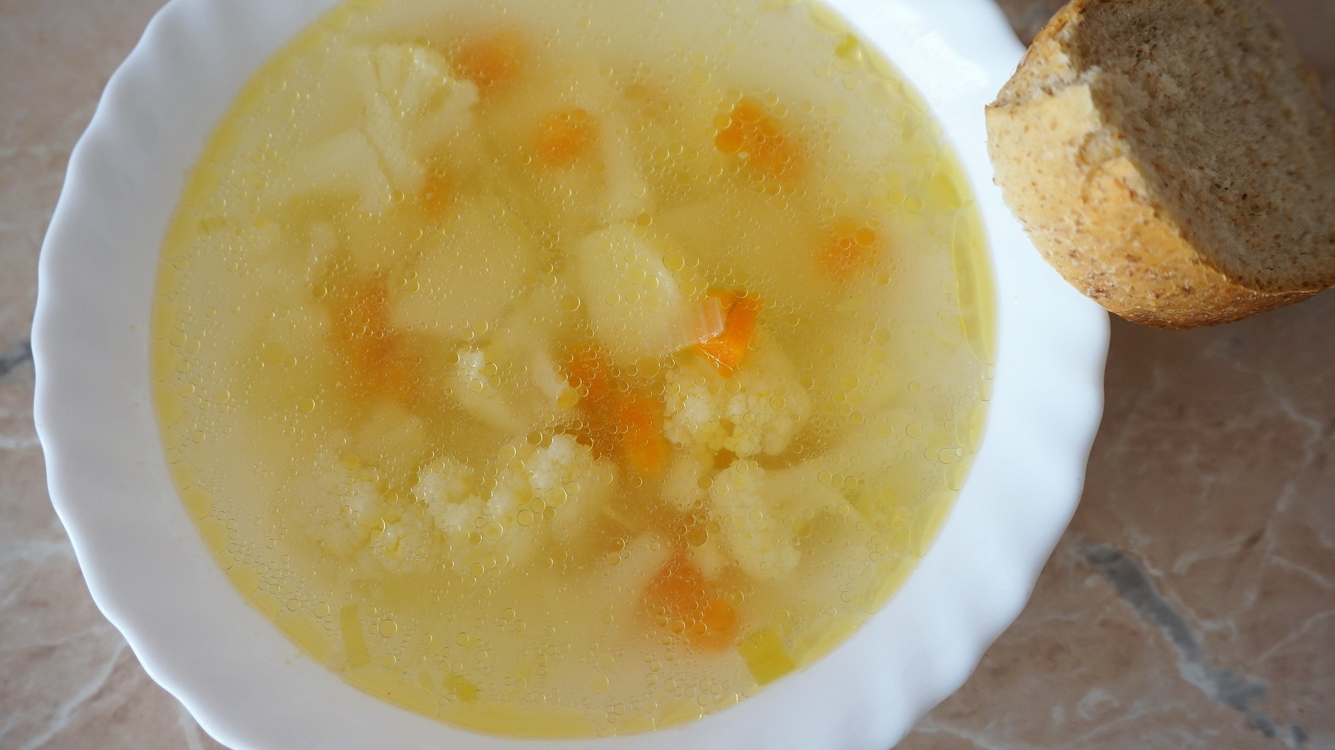 Рецепт супа из цветной капусты постный. Суп из цветной капусты постный. Картофельный суп с цветной капустой. Капустный суп с картошкой. Постный картофельный суп.