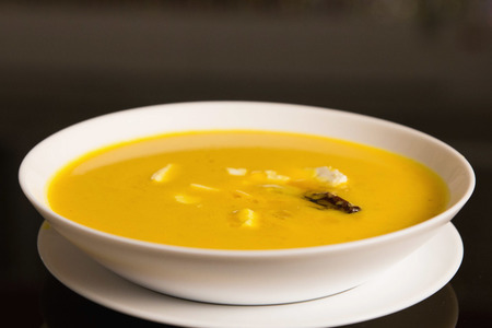 Фото к рецепту: Тыквенный суп пюре со сливками и сыром