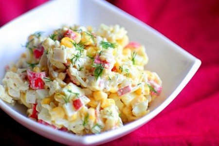 Фото к рецепту: Салат с крабовыми палочками и кукурузой / salad with crab sticks and corn