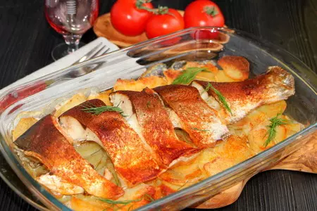 Карп с картофелем под масляной корочкой