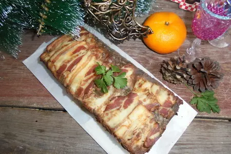 Мясной террин с орехами и сушеной клюквой