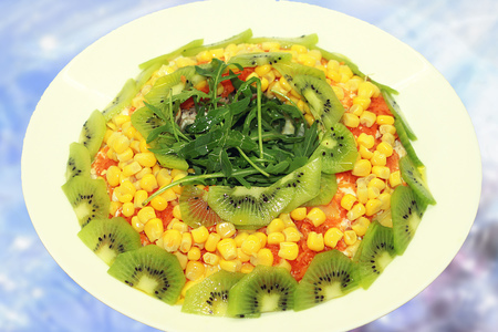 Новогодний салат малахитовый браслет - салат с куриной грудкой, кукурузой и киви 