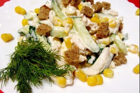 Фото к рецепту: Салат на новый год с курицей, кукурузой, огурцами, сухариками