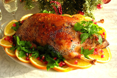 Фото к рецепту: Сочная утка, запеченная с апельсинами