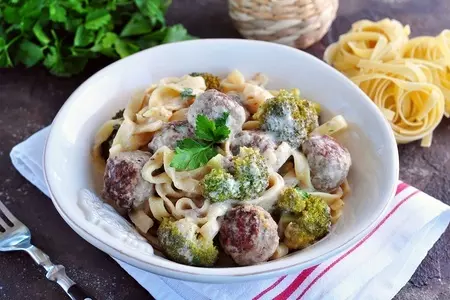 Макароны с брокколи и мясными фрикадельками в сметанном соусе