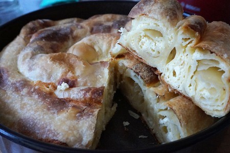 Фото к рецепту: Сербская пита, слоёный пирог с сыром