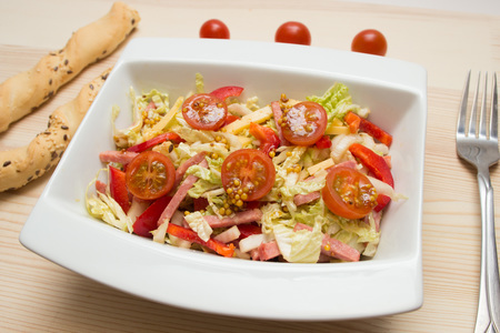 Фото к рецепту: Салат с изысканным вкусом! вся фишка в соусе!