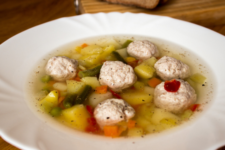 Фото к рецепту: Овощной суп с фрикадельками на первое января. 