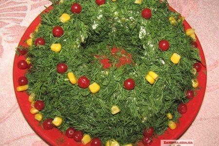 Салат «рождественский венок» с куриным филе, сыром и яйцами 