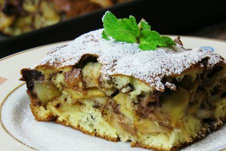 Фото к рецепту: Пирог "минутка" с яблоком, вишней и орехами