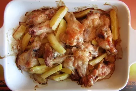 Куриные крылья с картошкой в духовке