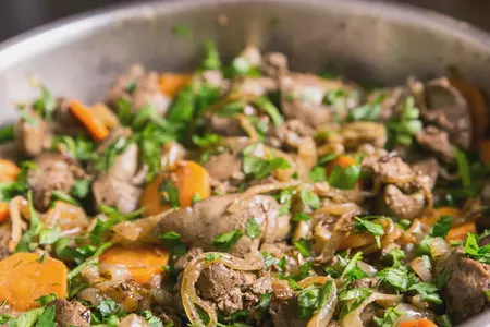 Куриная печень с луком и морковью