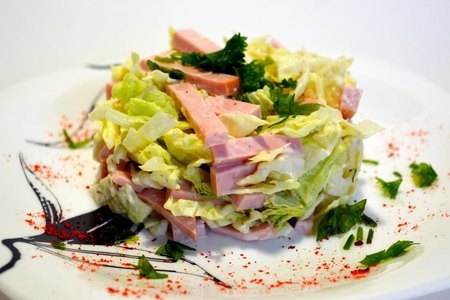 Фото к рецепту: Простой салат из пекинской капусты и колбасы.