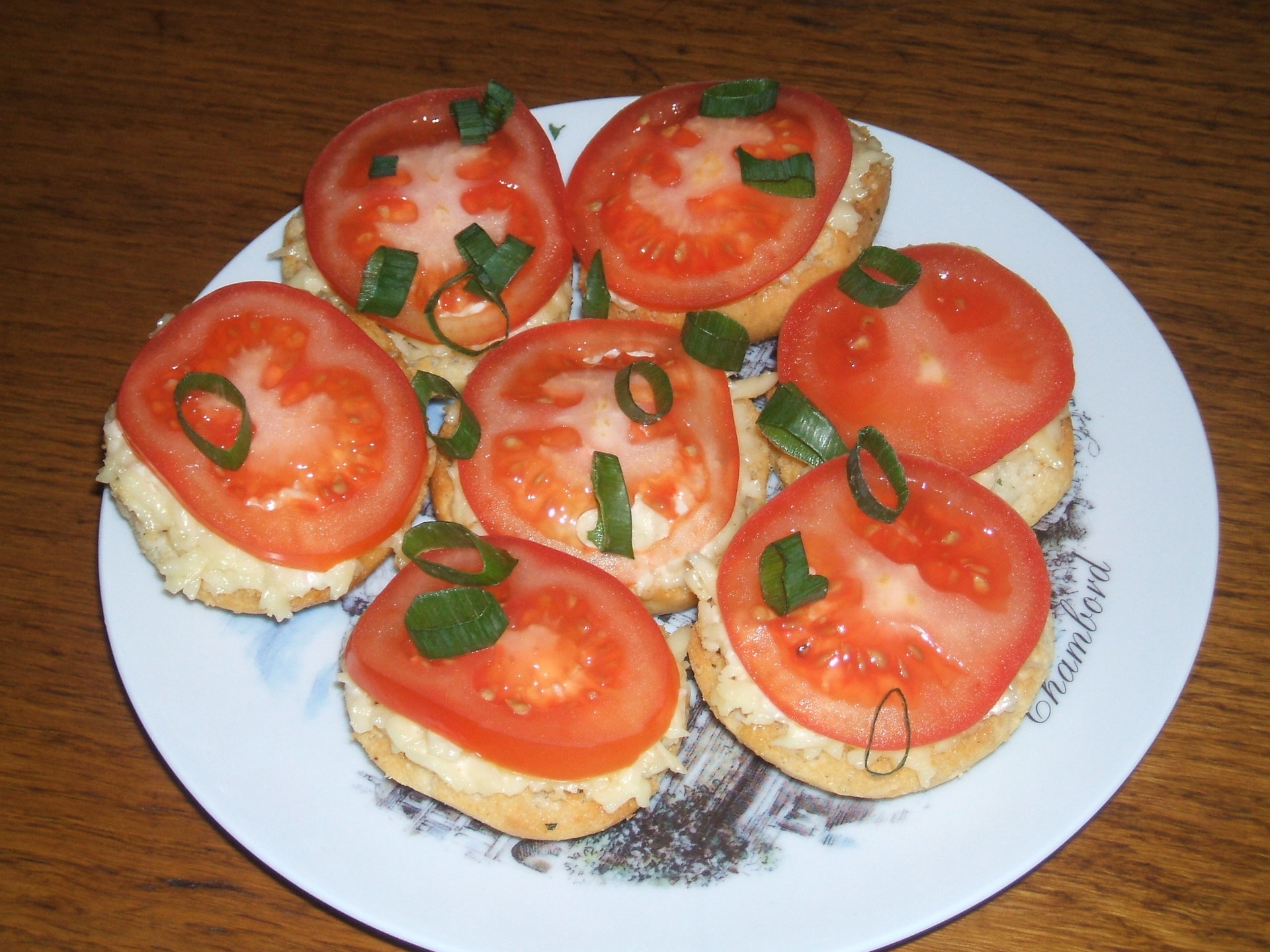 Бутерброды помидоры сыр чеснок майонез