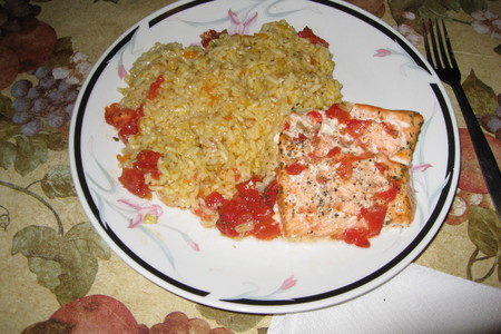Фото к рецепту: Филе лосося запеченное с гарниром.