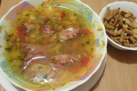 Суп с зелёного горошка и копчеными ребрышками
