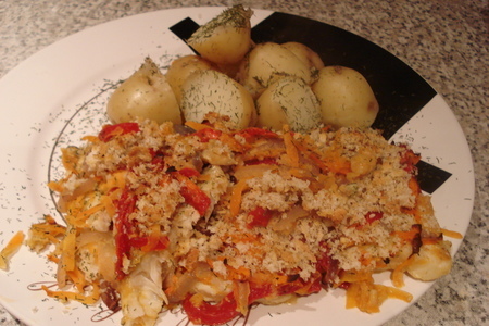 Фото к рецепту: Филе трески под овощным одеялом с сухарями