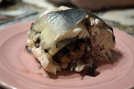 Сом, фаршированный грибами