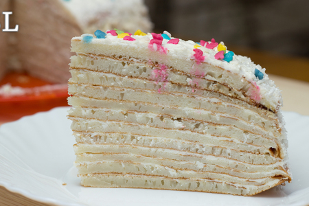 Фото к рецепту: Блинный торт со сметано-творожным кремом на масленицу