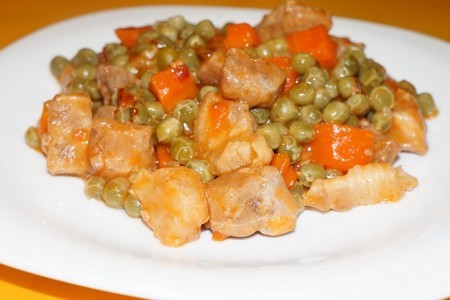 Фото к рецепту: Зелёный горошек тушёный со свининой