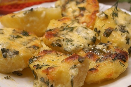 Фото к рецепту: Картофель в духовке в чесночном масле с сыром.